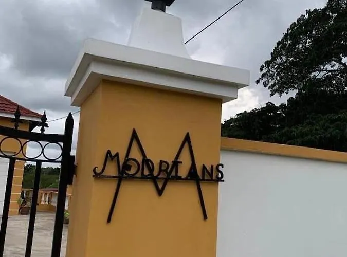 Modrians 3* Runaway Bay